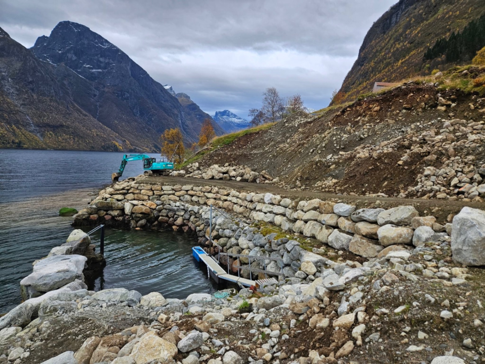 Natursteinmuring ved sjøen