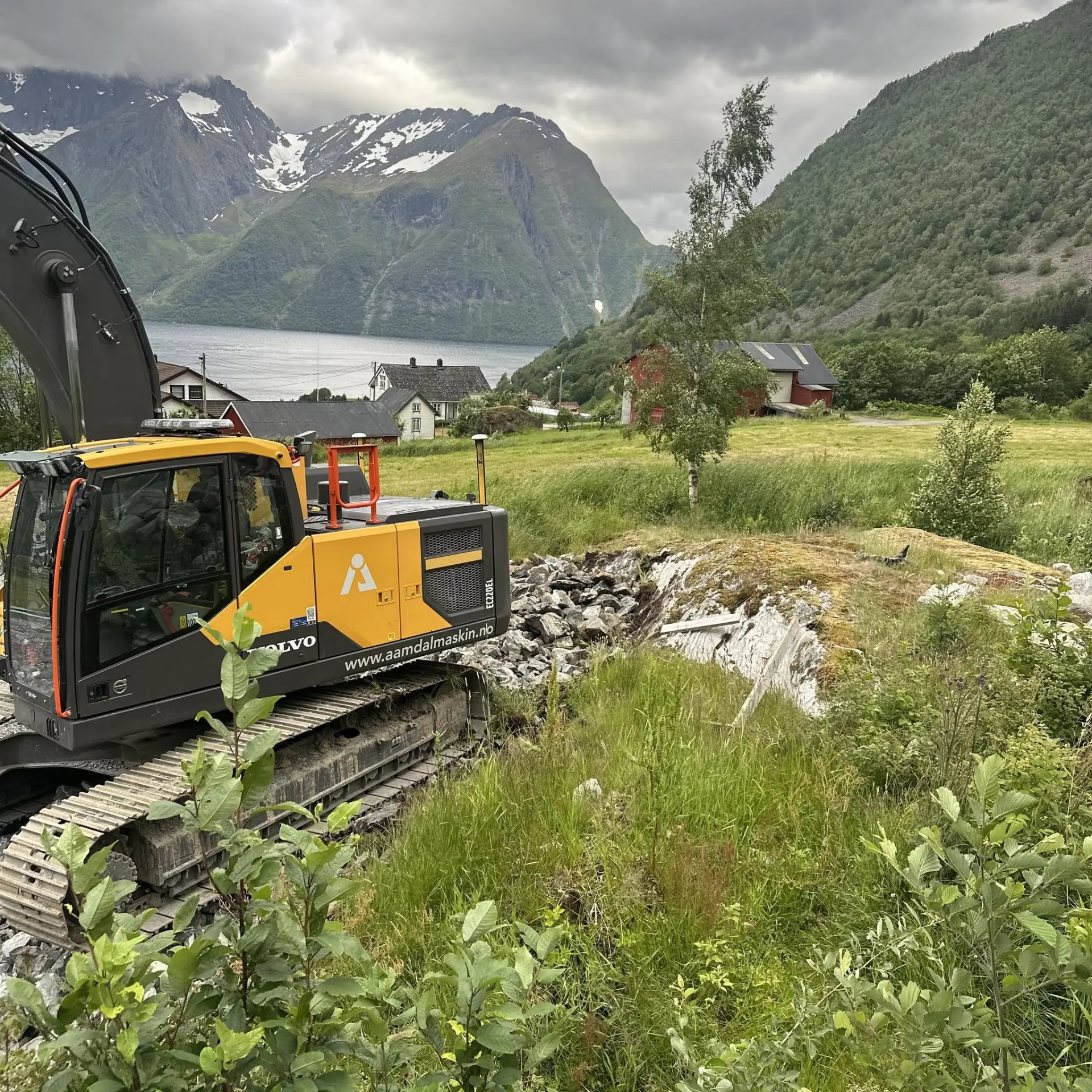 Gravemaskin frå Åmdal Maskin i arbeid